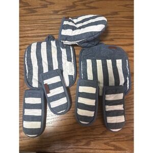 Pot Holder Kit One Has A Small Stain. Was New With Tags But washed Them